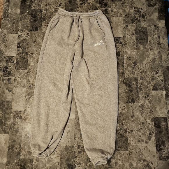 Adidas trefoil sweatshirt and sweatpants outfit - Picture 2 of 8